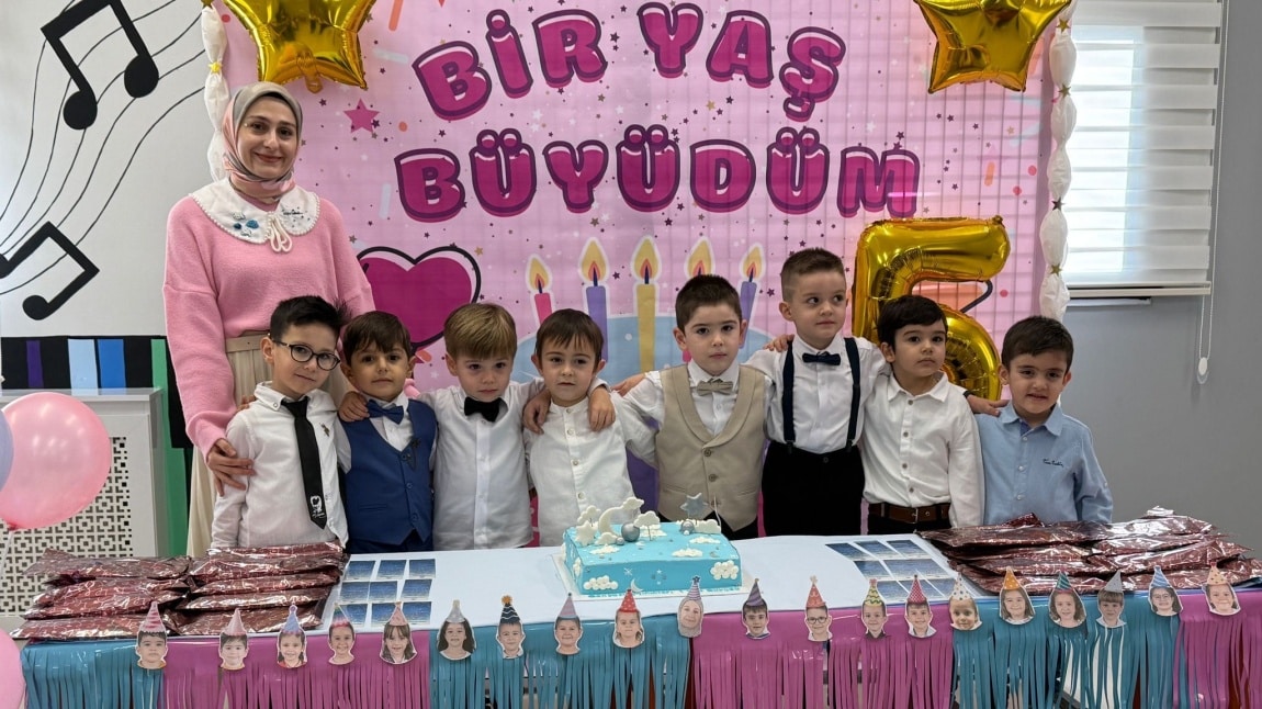 Bir Yaş Büyüdük..